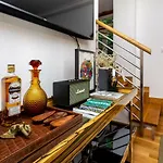The Explorers Home - Sunny Stylish Family-Friendly Apartment