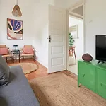 Light-Filled & Renovated Apartment, By Timecooler