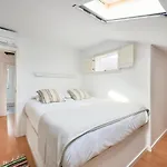 Bright Apt W Balcony, Ac, Parking, By Timecooler