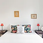 Monica\'S Place A Friends\' Inspired Apartment