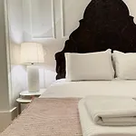 Quarto Com Banheiro Privativo Na Baixa