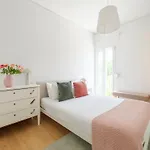Olivais Spacious Apartment Near Airport