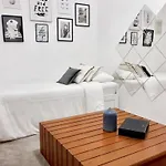 Comfortable Apartment With Balcony And Sea View In Lisbon 50 M²