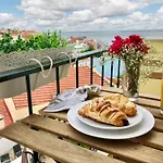 Comfortable Apartment With Balcony And Sea View In Lisbon 50 M²