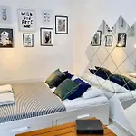 Comfortable Apartment With Balcony And Sea View In Lisbon 50 M²