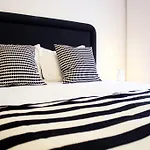 Joivy Modern 1-Bed Apt With Terrace, Moments From Sao Bento Palace