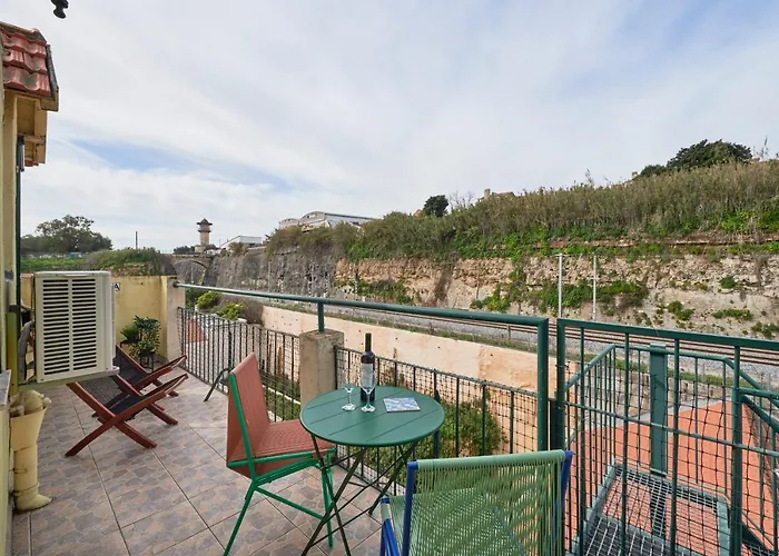 Bright Apt W Balcony, Ac, Parking, By Timecooler