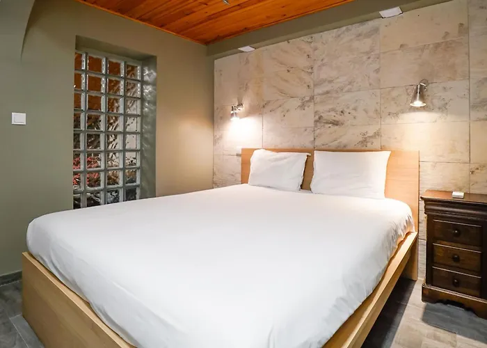 Cosmopolitan Chiado Apartment By Lovelystay