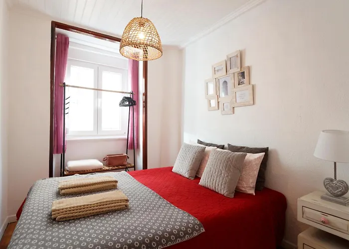 Lov\'Alfama, At Home In Lisbon