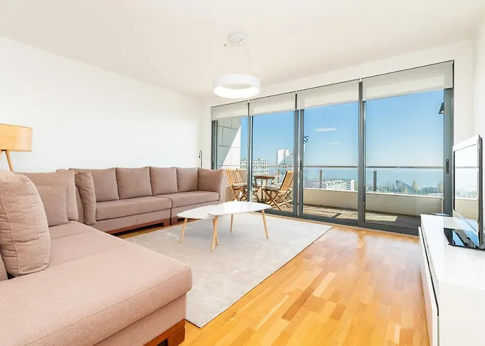 Modern 2 Bedroom Apartment With Balcony And Amazing Views