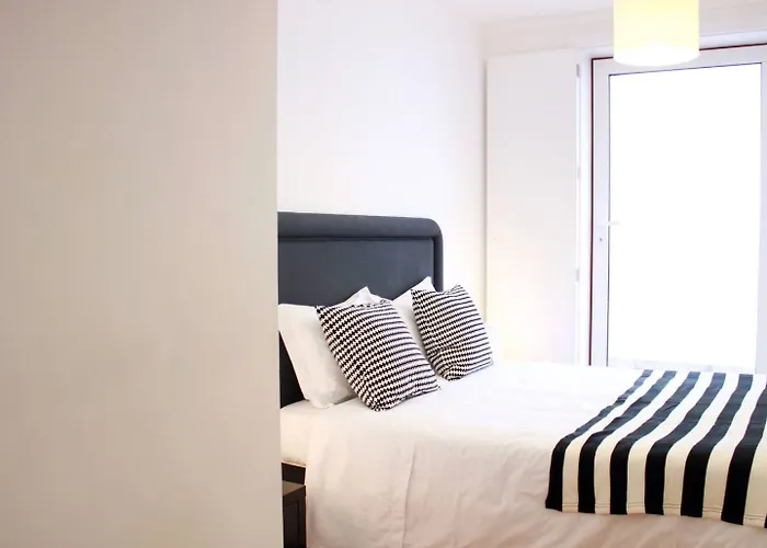 Joivy Modern 1-Bed Apt With Terrace, Moments From Sao Bento Palace