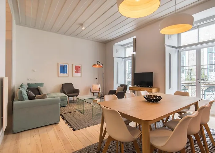 Lovelystay - Charming 3 Bedroom Wonder Downtown