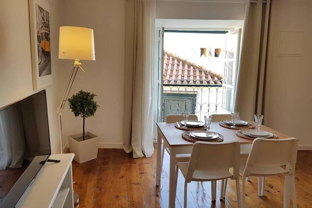 Inloveapartments - Typical Alfama Balcony *