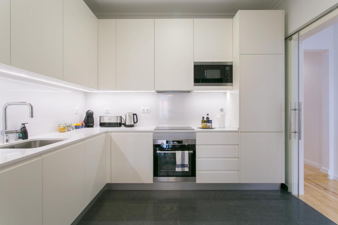 Luxury Retreat! 2 Suites, Balcony & Views!! Apartamento