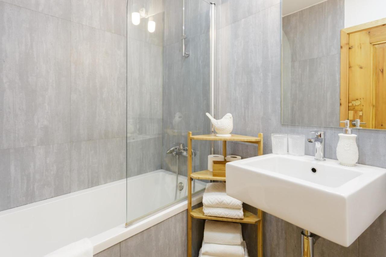 Amazing Rooftop Terrace With River And Historic View 4 Bedrooms 4 Bathrooms Ac 19th Century Building Chiado Apartamento *