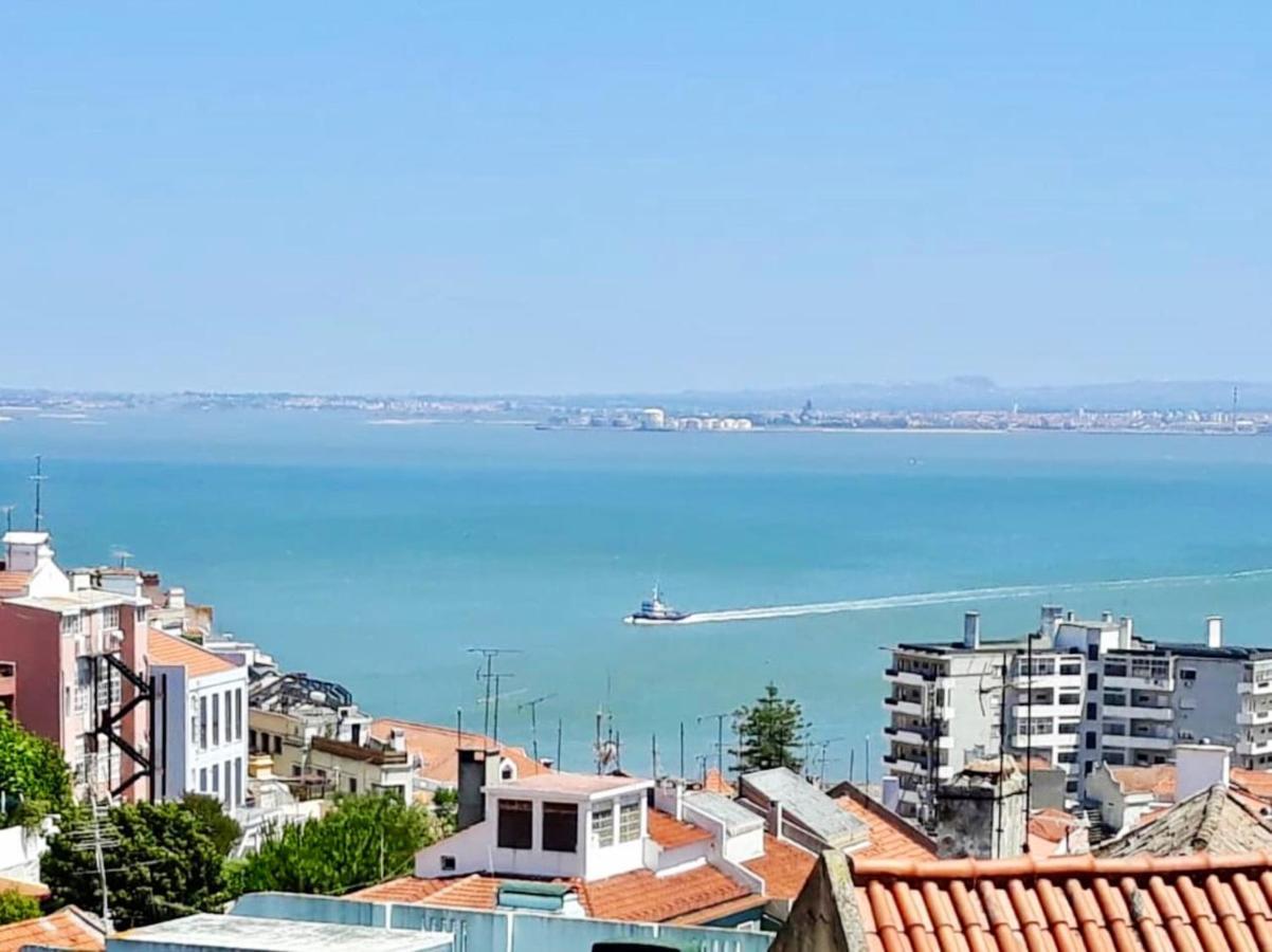 Apartamento Comfortable With Balcony And Sea View In 50 M² Lisboa