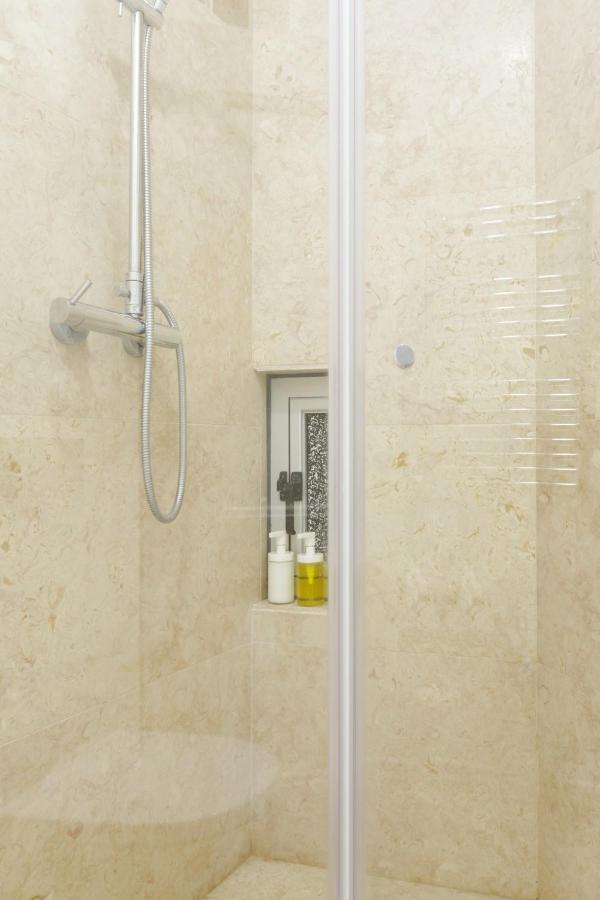Apartamento Update Urban Chic Flat In 19th Century Building 2 Bedrooms & 2 Bathrooms & Ac Alfama District *