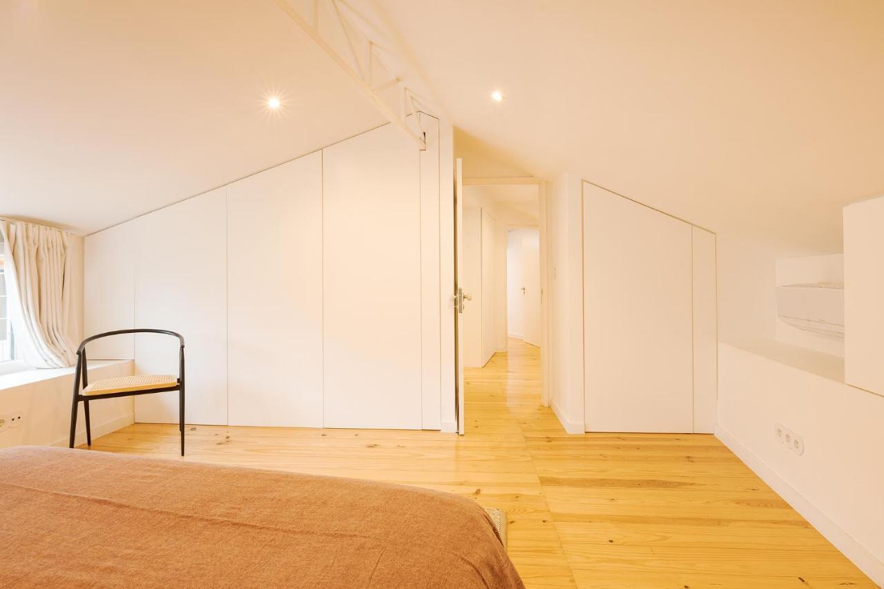 The Yellow House Spacious Duplex In Prazeres District Apartamento Lisboa
