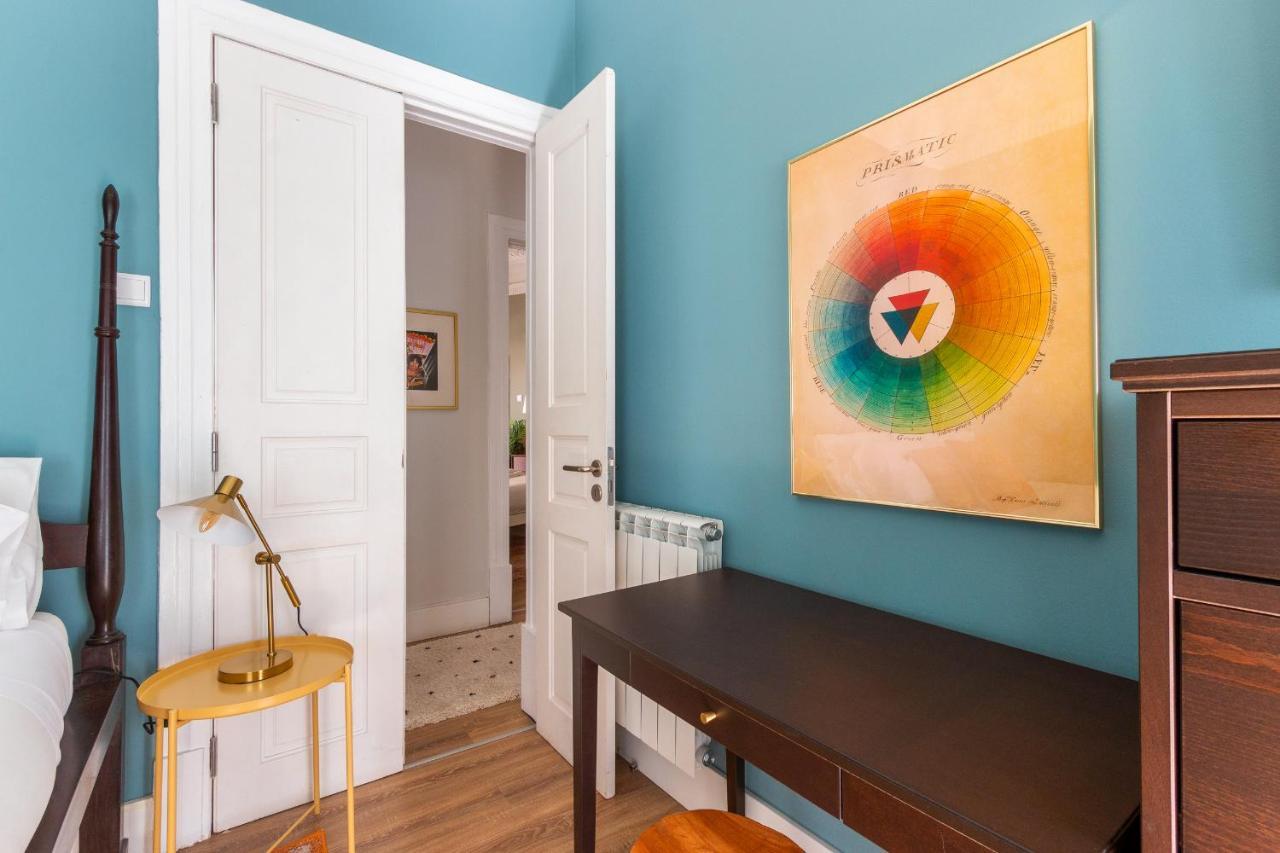 Bright Center, 10m From Subway, 6 Rooms, Up To 20 Ppl Сasa de vacaciones Lisboa