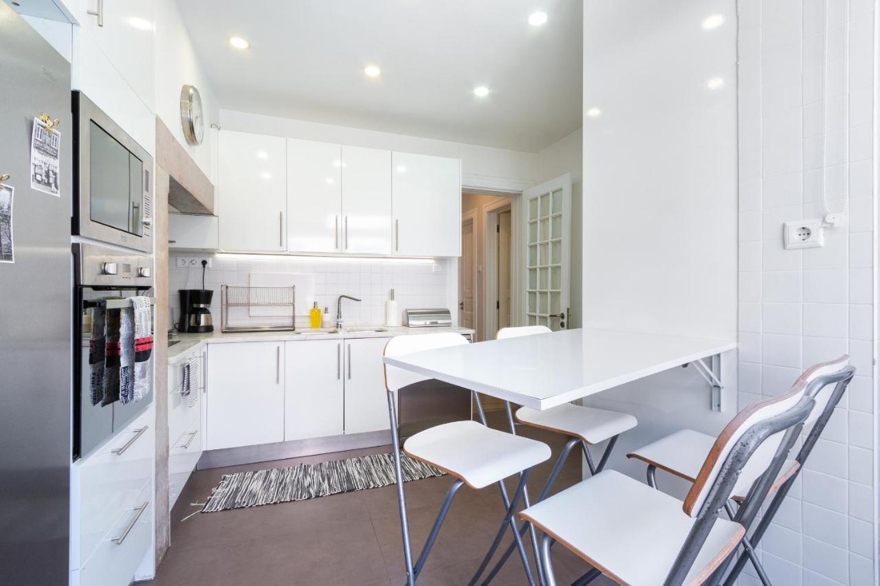 Bright Center, 10m From Subway, 6 Rooms, Up To 20 Ppl Сasa de vacaciones Lisboa