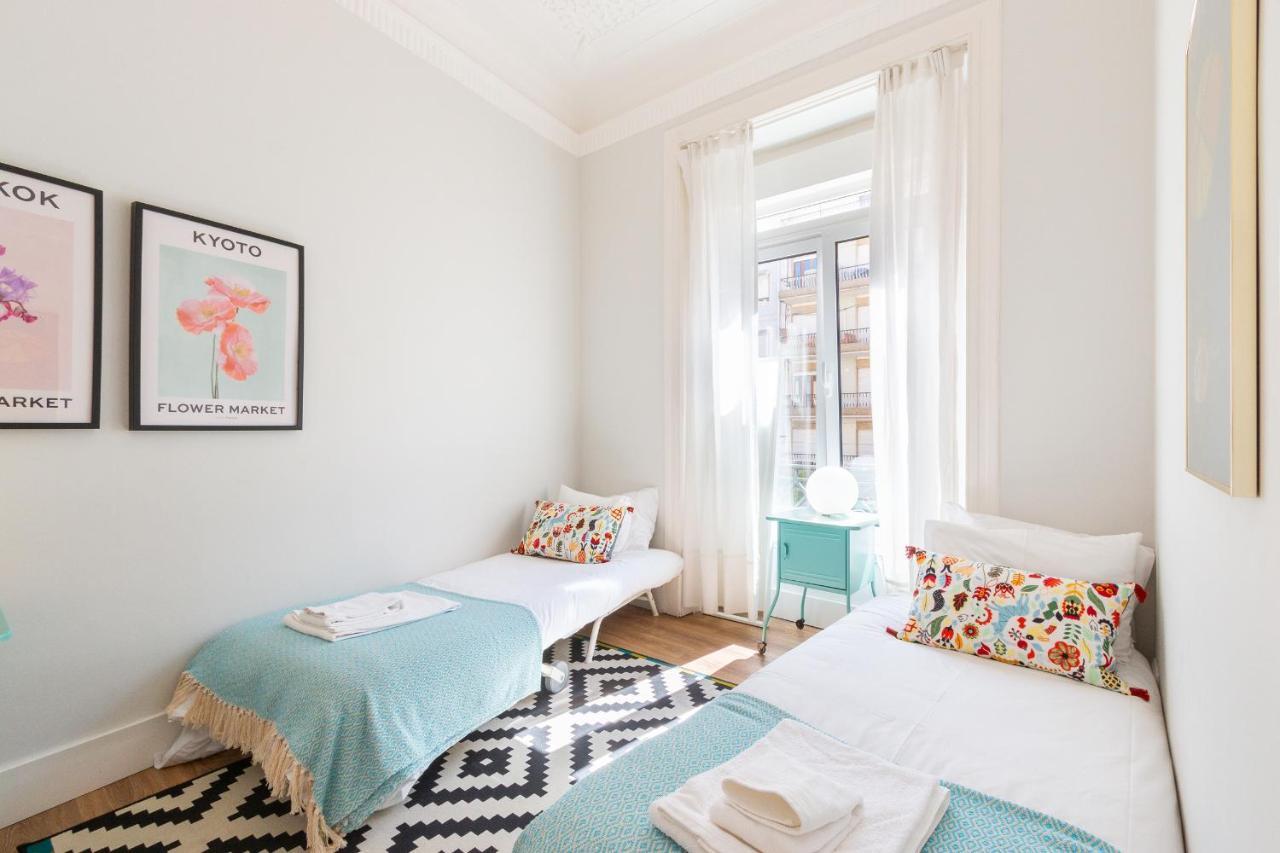 Bright Center, 10m From Subway, 6 Rooms, Up To 20 Ppl Сasa de vacaciones *