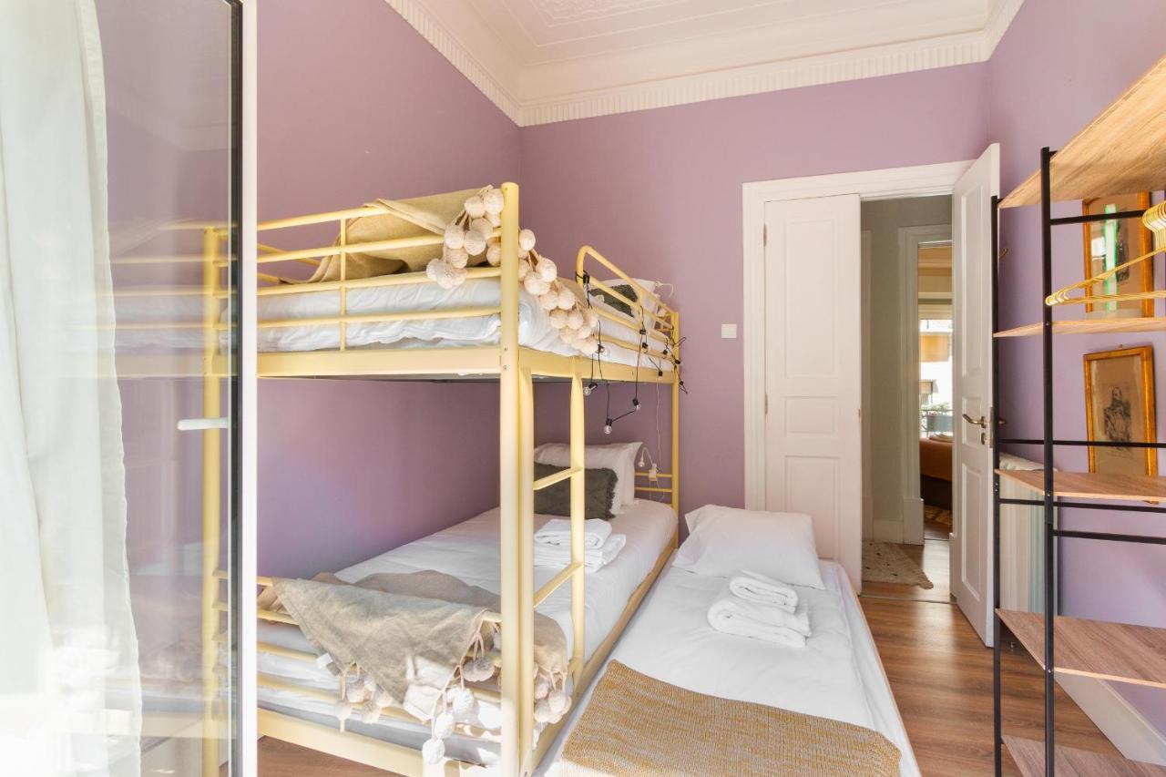 Bright Center, 10m From Subway, 6 Rooms, Up To 20 Ppl Сasa de vacaciones Lisboa