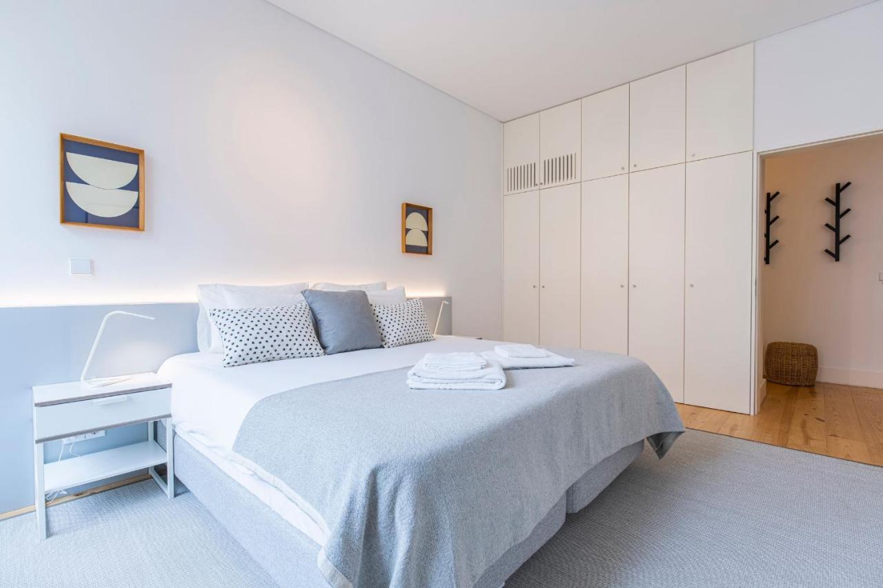 Modern Rustic Flat In Santos By Lovelystay