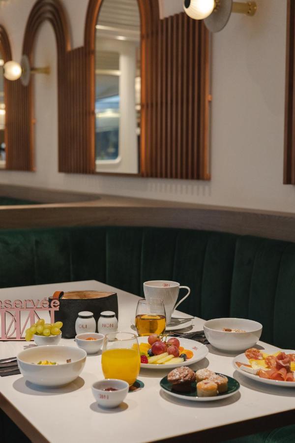 Luster Hotel