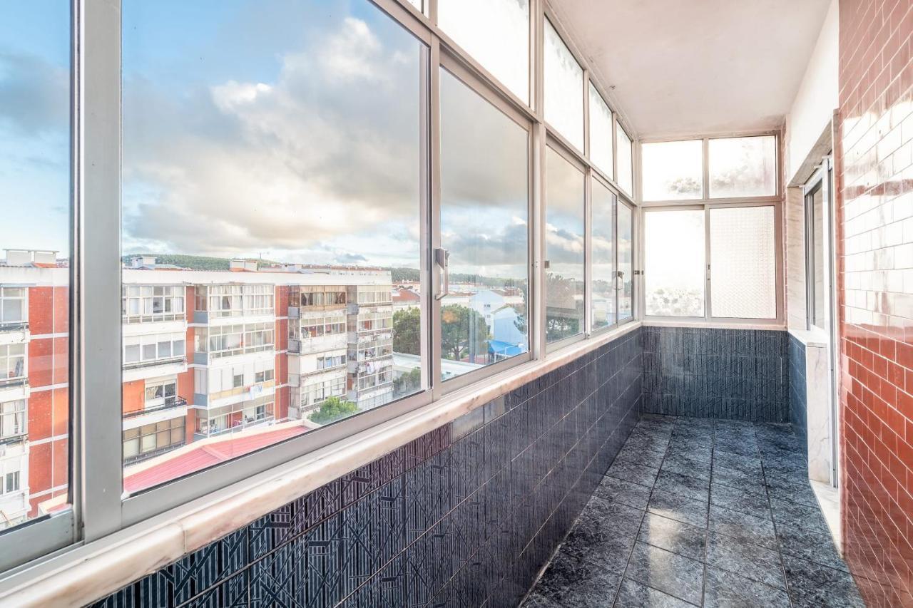 Guestready - Bright Flat Near Rio De Mouro Station * Lisboa