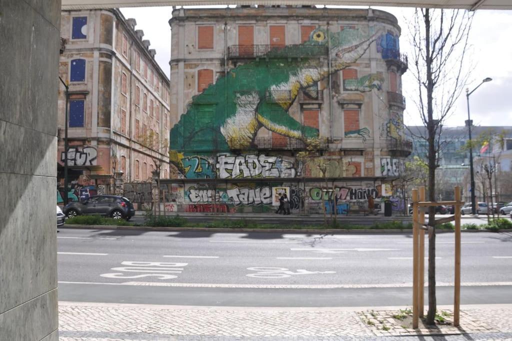 Avenue 17 * Lisboa