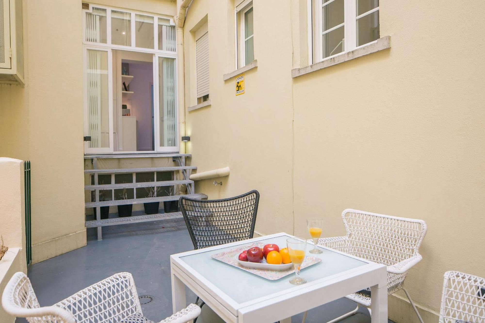 With A Terrace In The Heart Of Lisbon, 300 * Lisboa