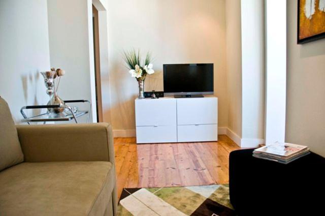 Apartment Cosy And Renewed T2 In Campolide - 1d