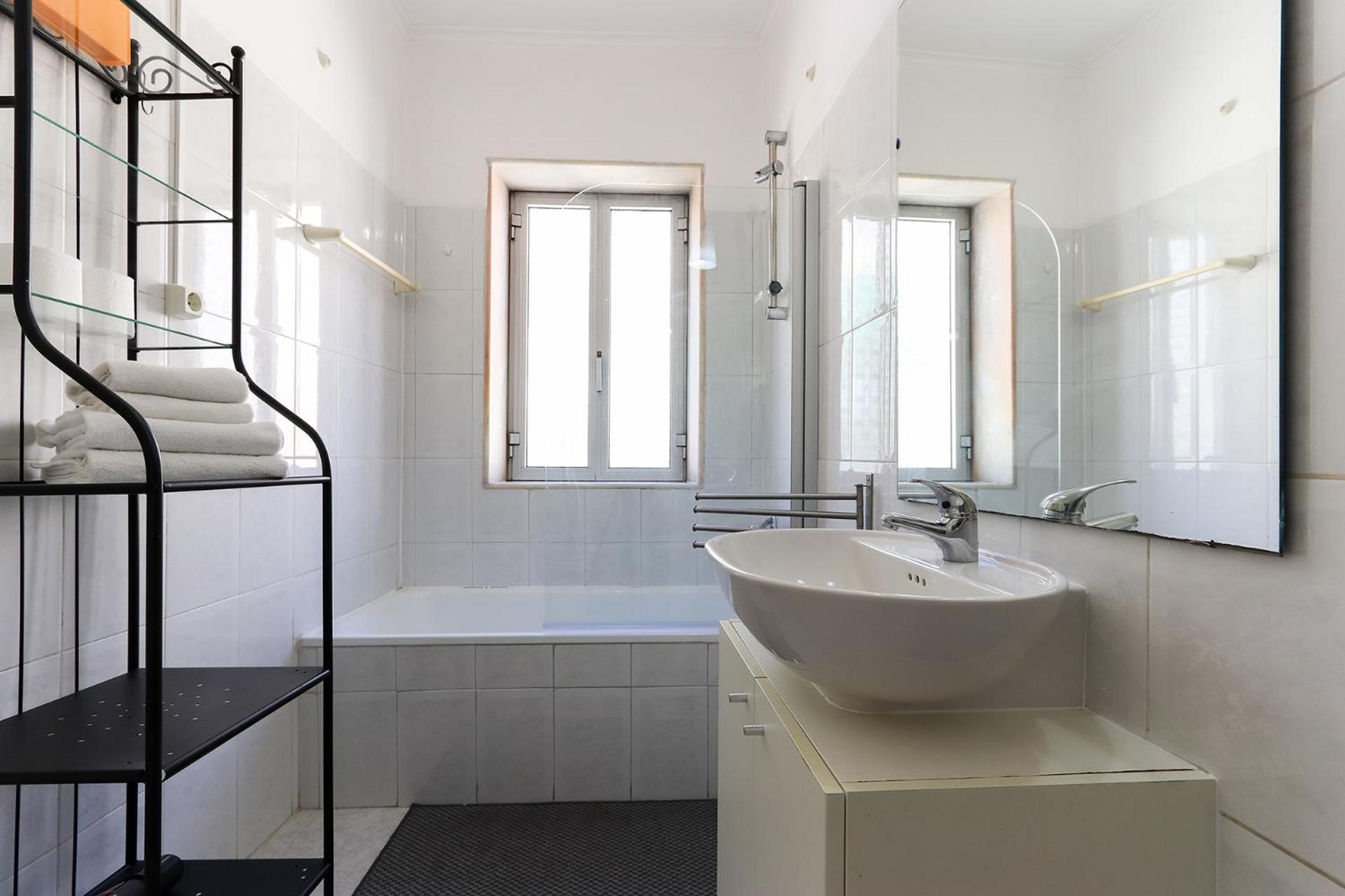 Cozy And Sunny - Anjos, * Lisboa