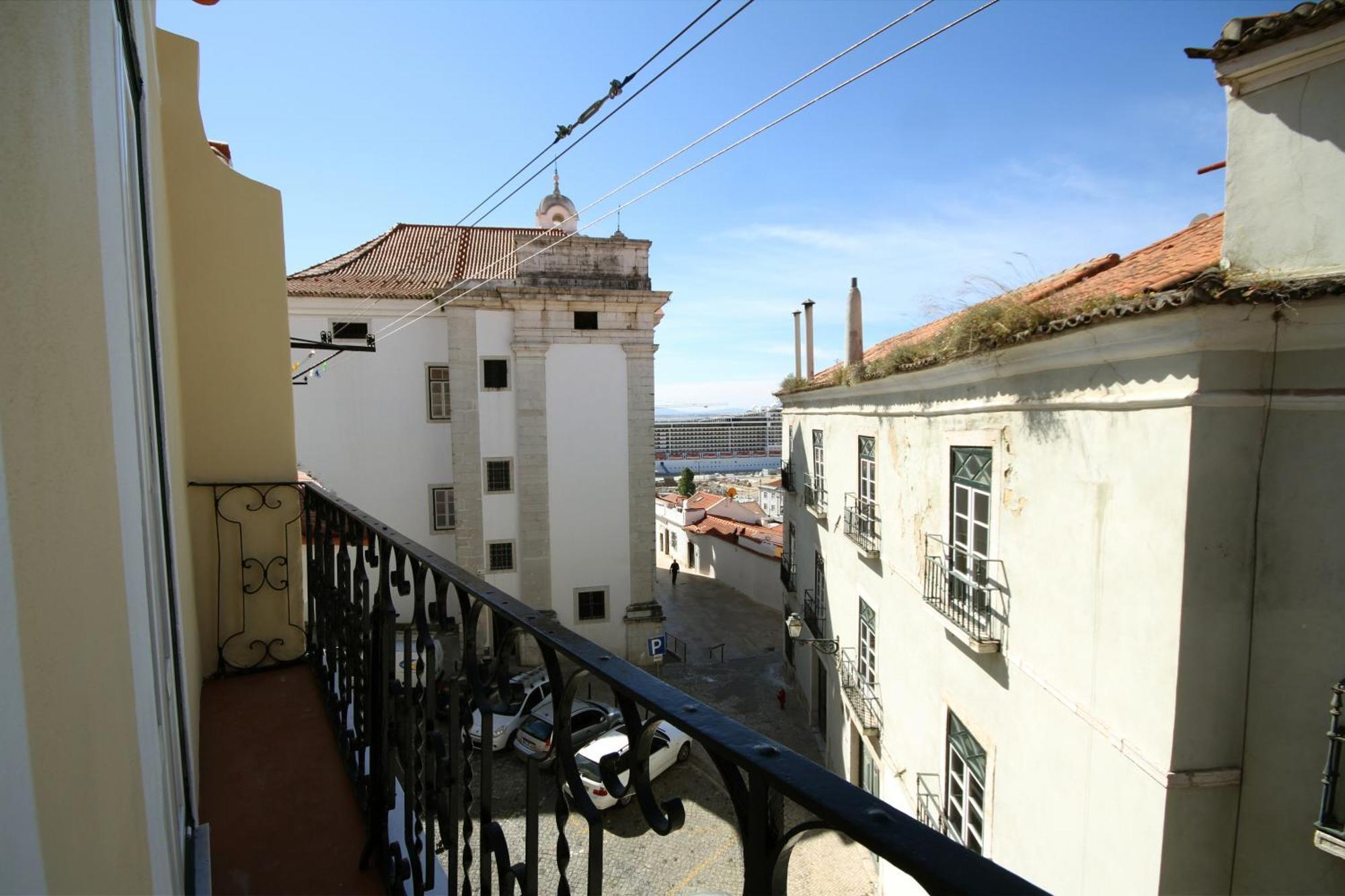 Alfama Right Point *
