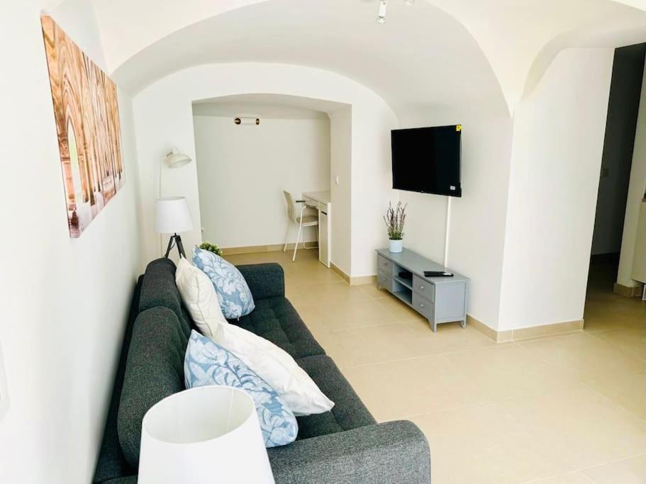 Apartamento Renovated With Small Garden In Ajuda Lisboa