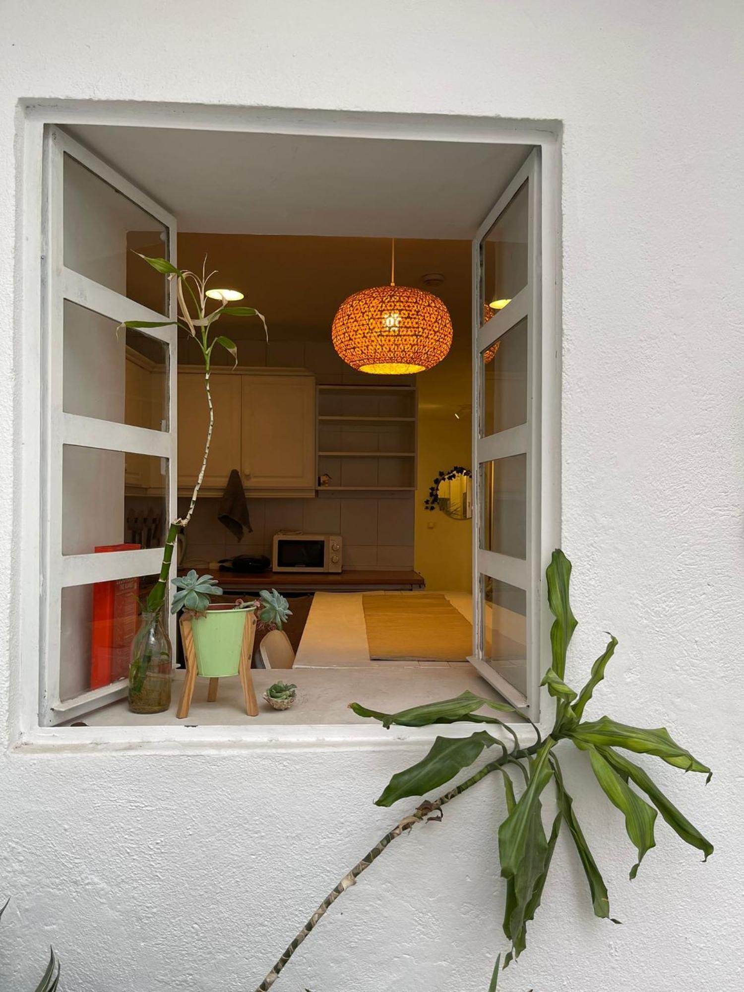 Casa de hóspedes Shared With Bright Private Patio In