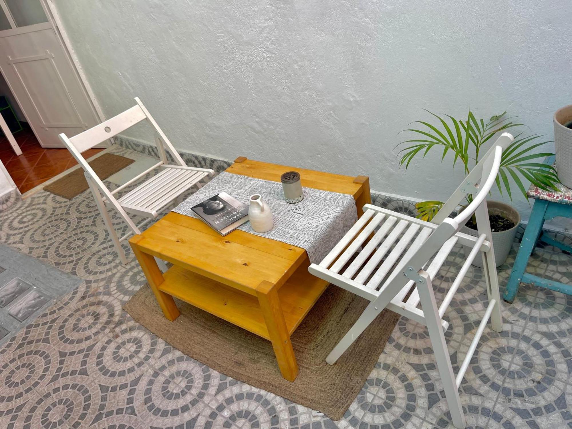 Shared With Bright Private Patio In * Lisboa