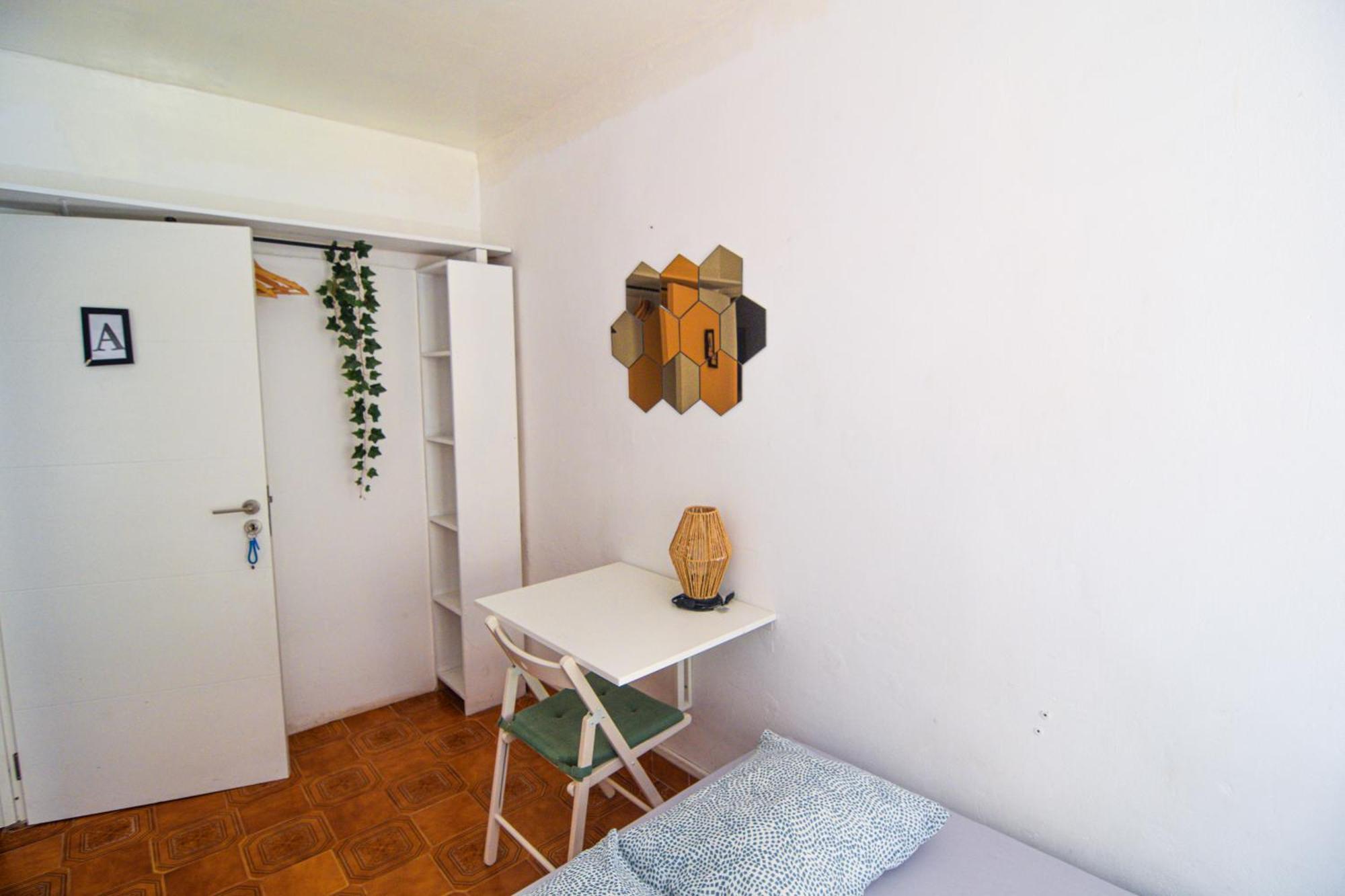 Shared With Bright Private Patio In Casa de hóspedes Lisboa