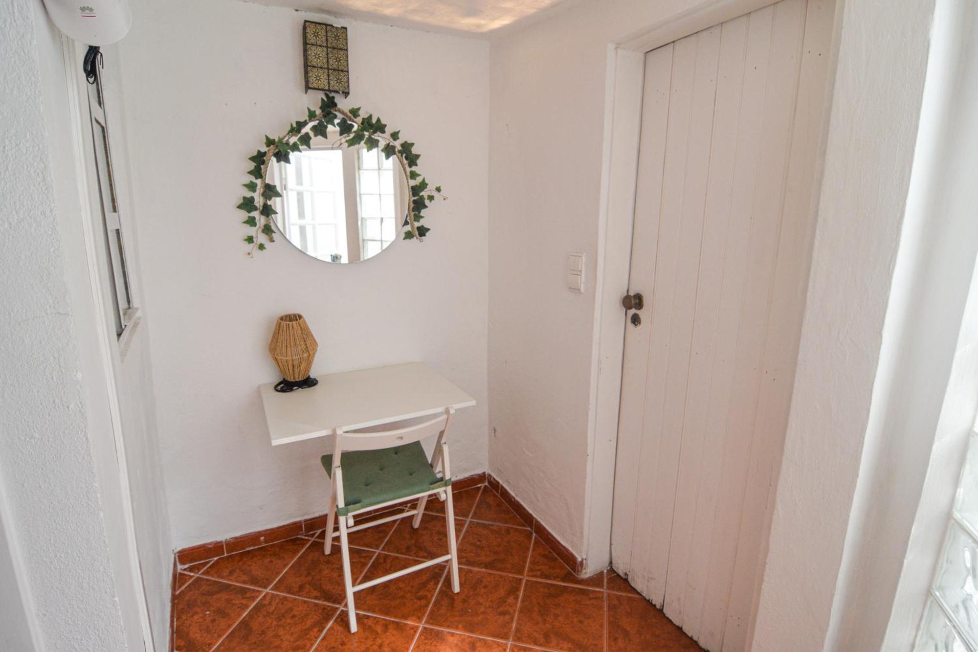 Shared With Bright Private Patio In Casa de hóspedes