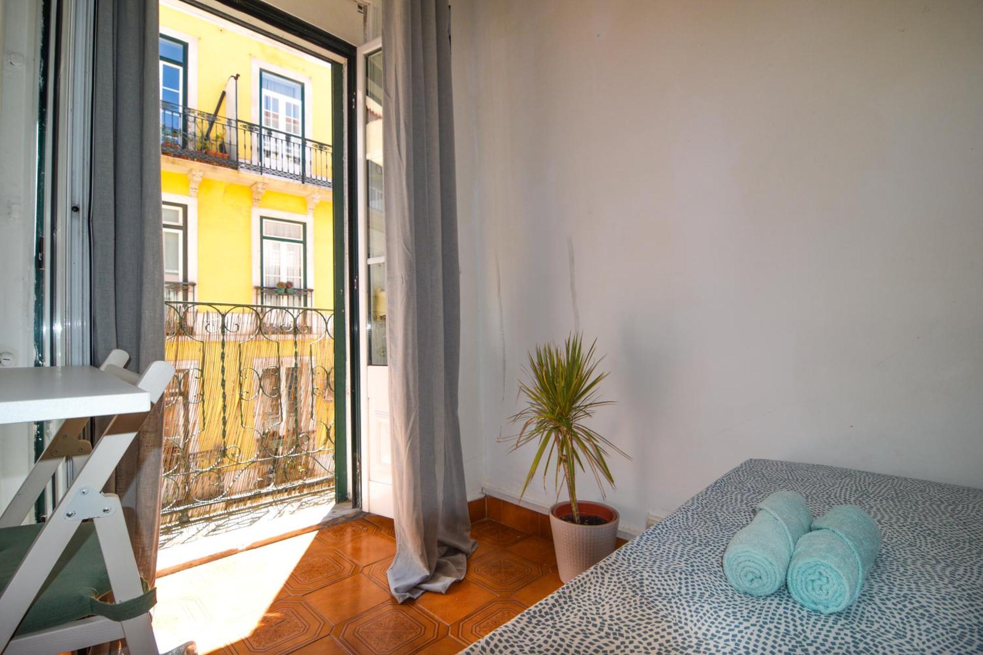Casa de hóspedes Shared With Bright Private Patio In *