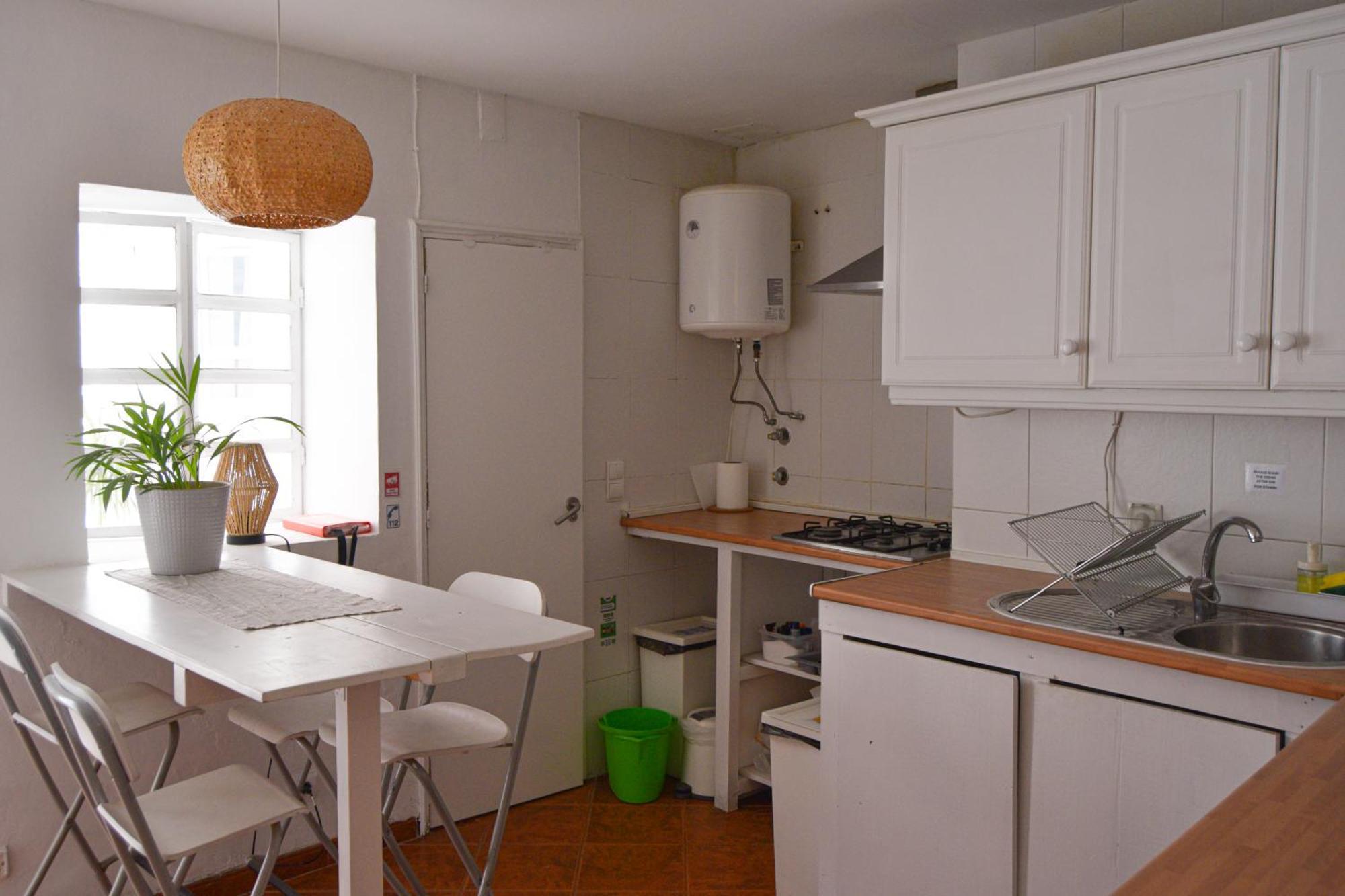 Shared With Bright Private Patio In Casa de hóspedes Lisboa
