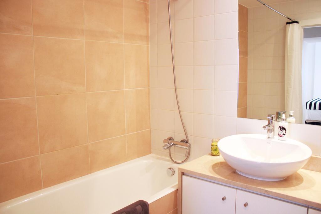 Joivy Modern 1-bed With Terrace, Moments From Sao Bento Palace