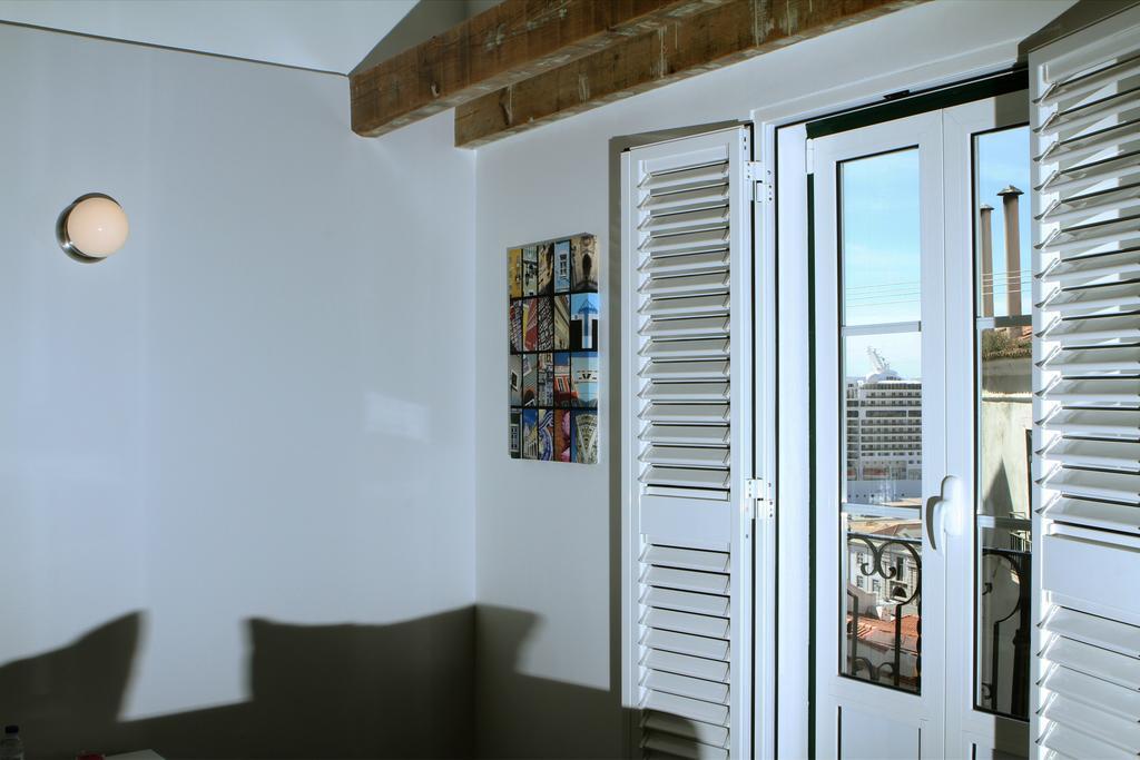Alfama Right Point