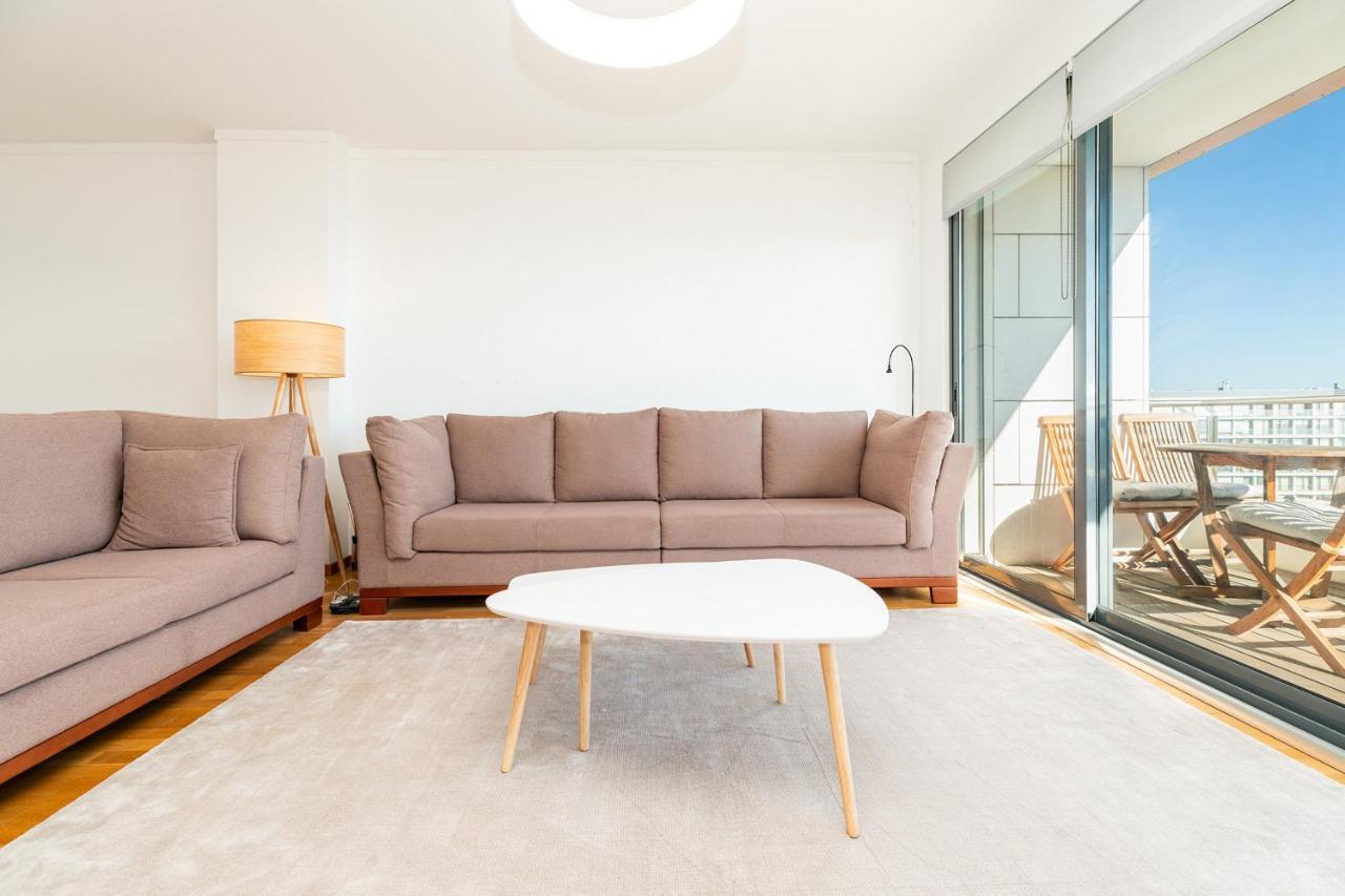 Modern 2 Bedroom With Balcony And Amazing Views *