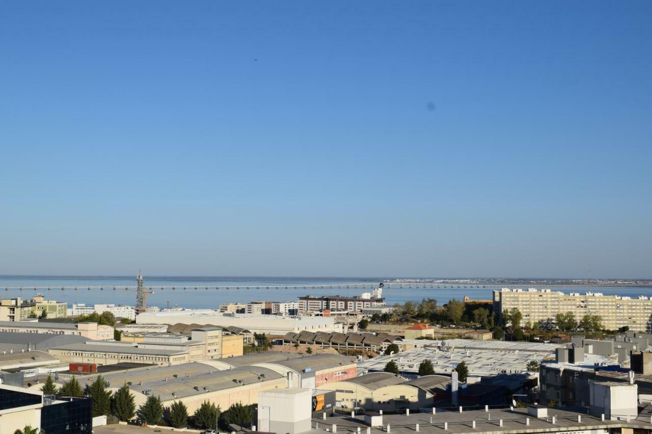 Vistas Sobre O Rio Tejo *