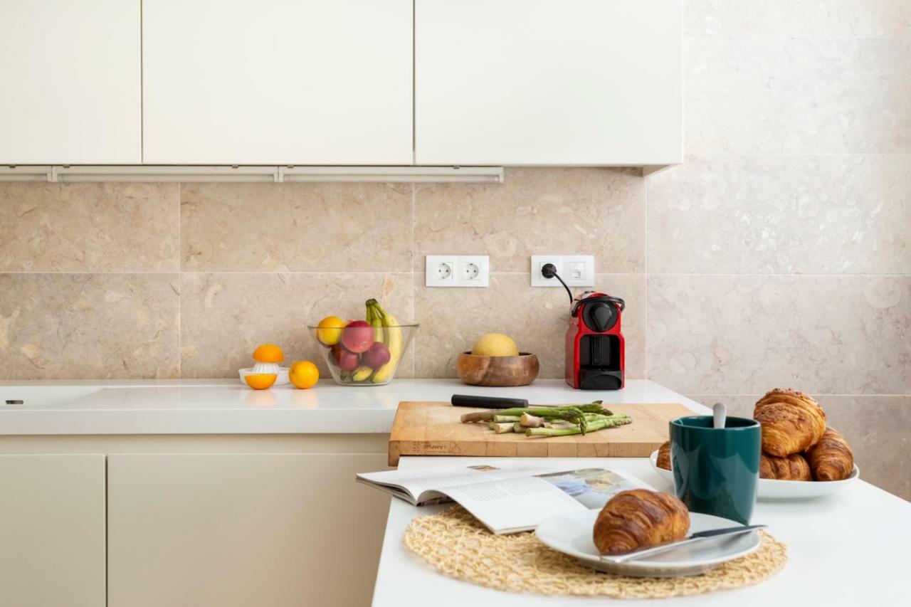 Altido Bright And Elegant 1br With Workspace And Huge Terrace In Pena, Close By Viewpoint Lisboa