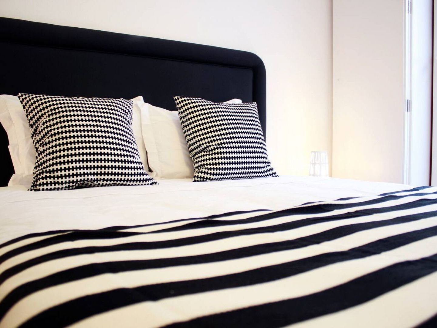 Joivy Modern 1-bed With Terrace, Moments From Sao Bento Palace * Lisboa