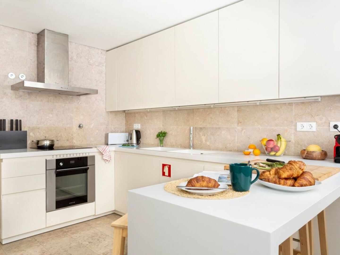 Altido Bright And Elegant 1br With Workspace And Huge Terrace In Pena, Close By Viewpoint * Lisboa