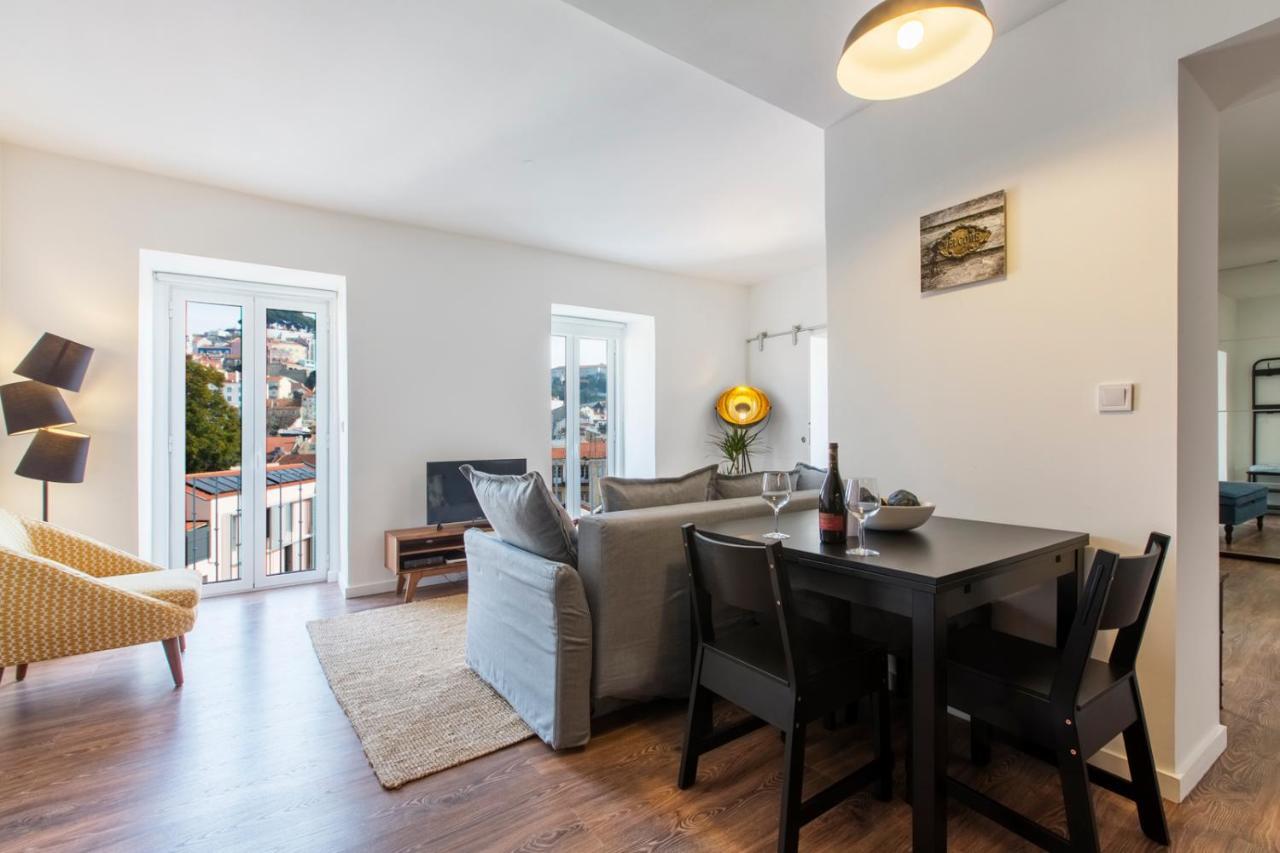Amazing Downtown With Small Balcony With View Over The Castle * Lisboa