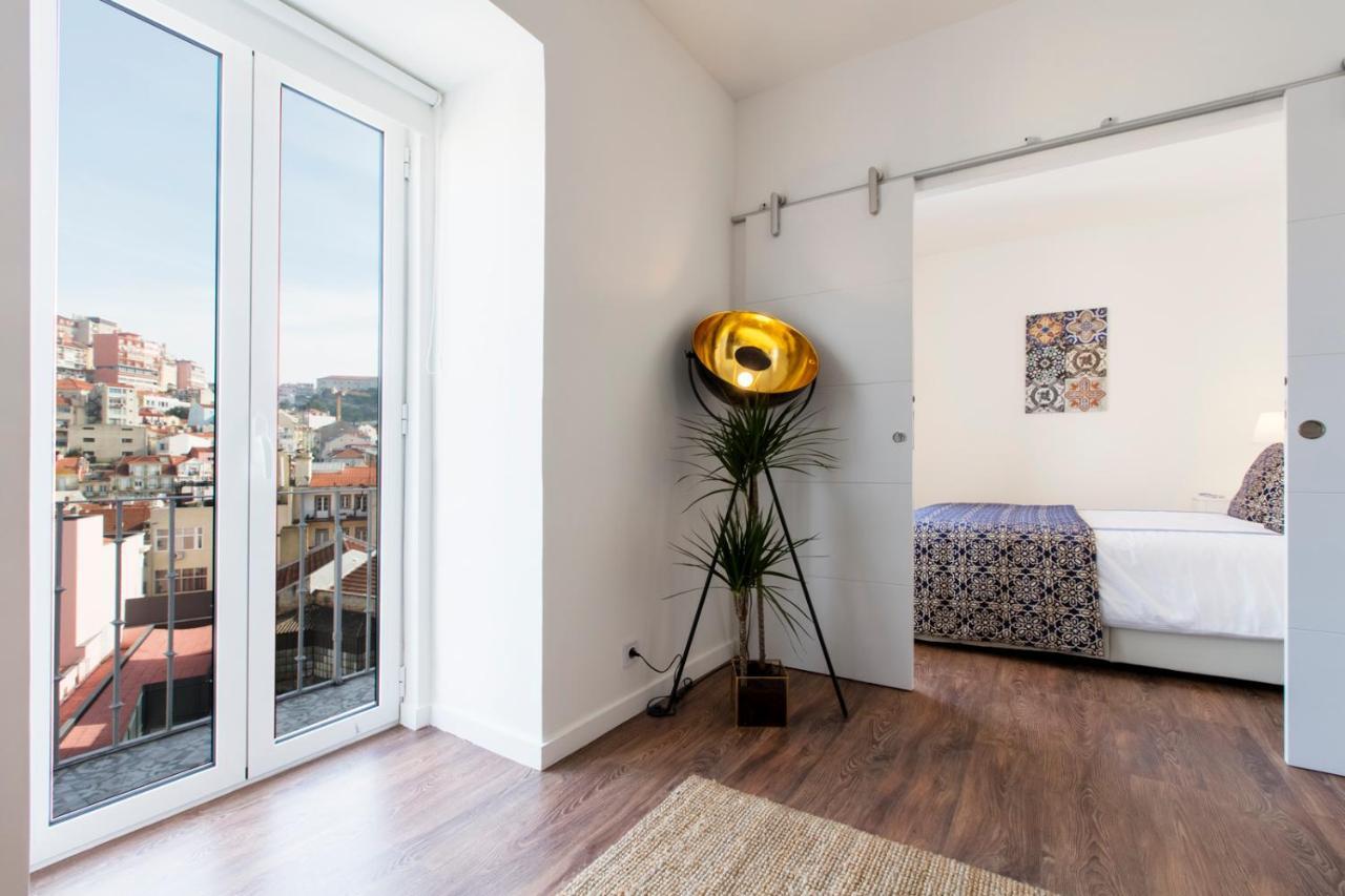 Amazing Downtown With Small Balcony With View Over The Castle * Lisboa